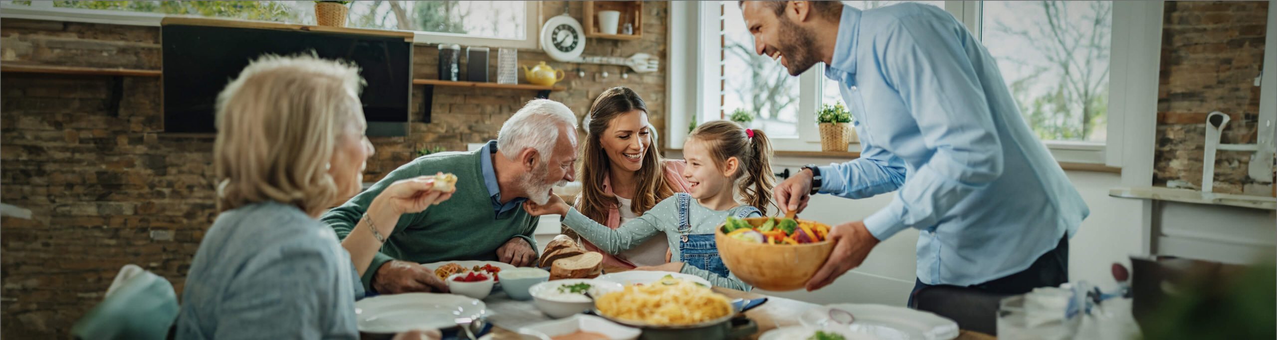 Семья за ужином